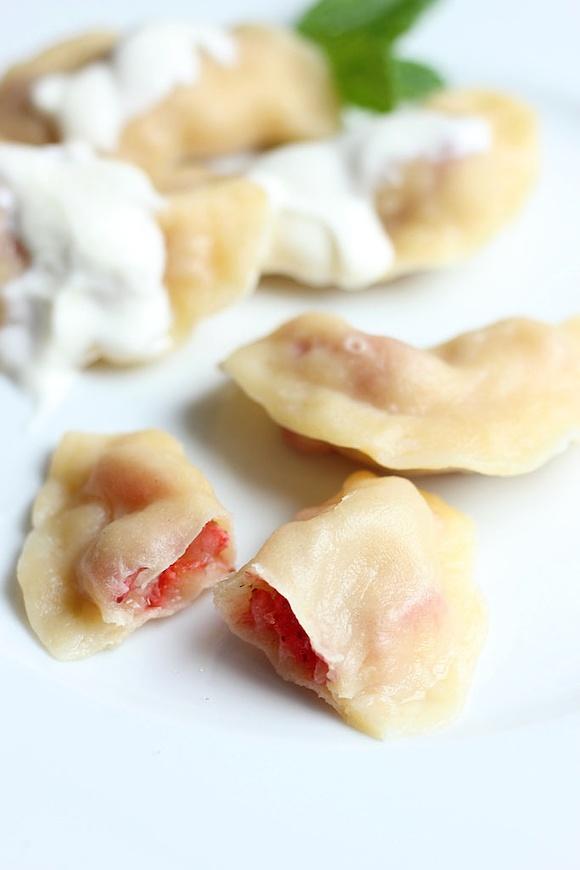 Pierogi z truskawkami – najlepsze przepisy na sezonowe pierogi