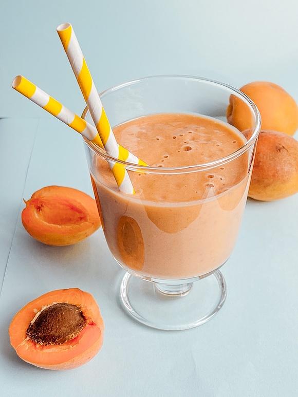 Smoothie morelowe z jogurtem i bananem