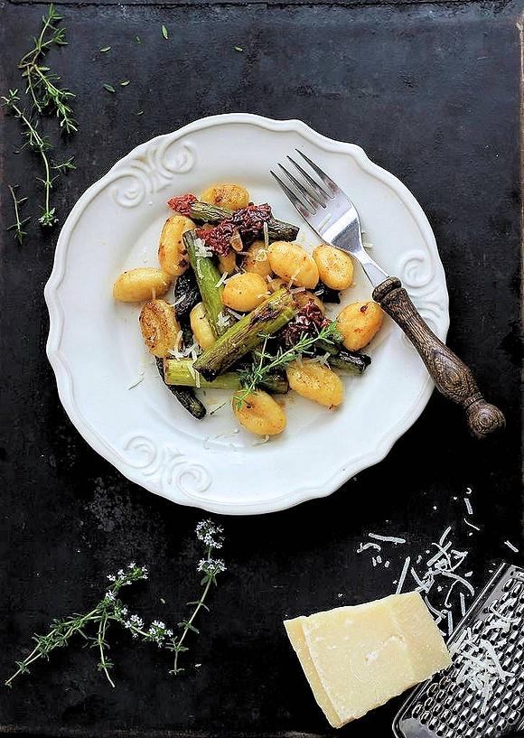 Gnocchi ze szparagami i suszonymi pomidorami