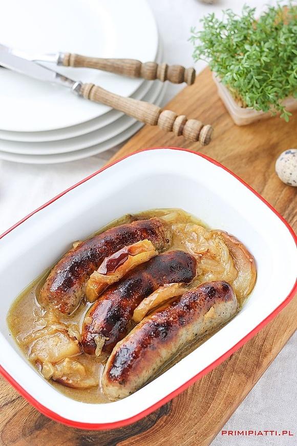 Biała kiełbasa pieczona z cebulą i jabłkami