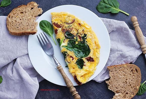 Omlet z suszonymi pomidorami i szpinakiem