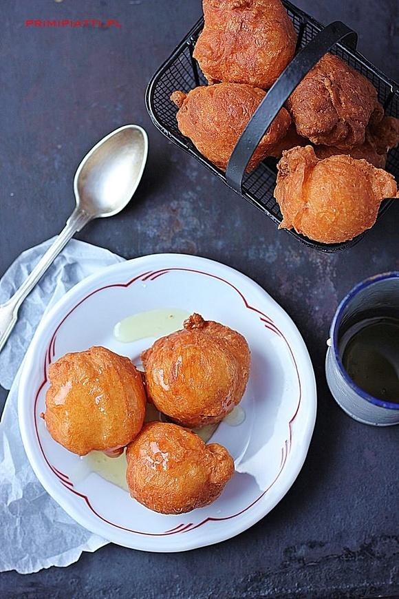 Loukoumades greckie pączki oblane słodkim syropem
