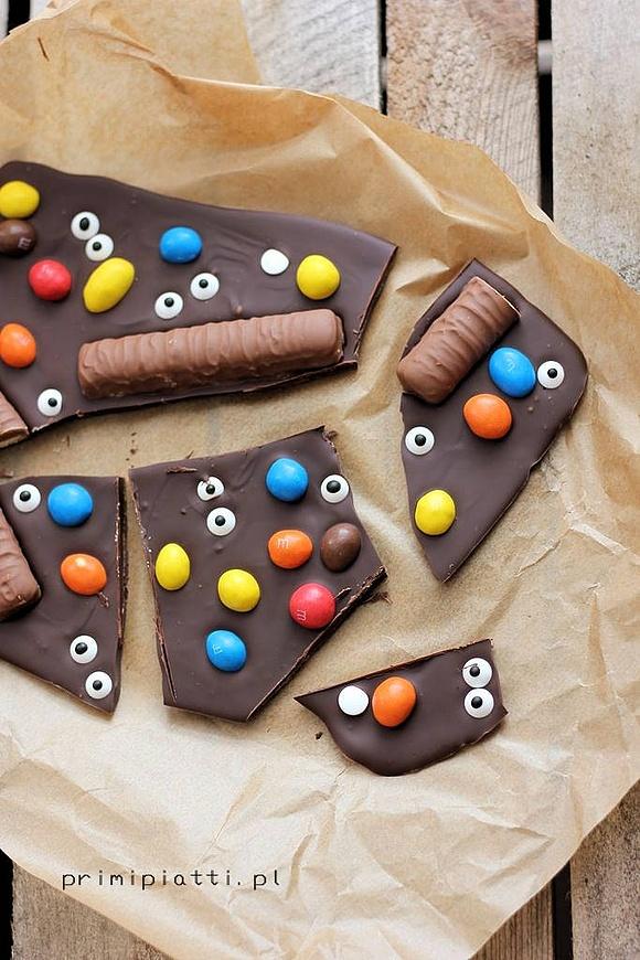 Pomysł na Halloween z czekoladą i kolorowymi drażami