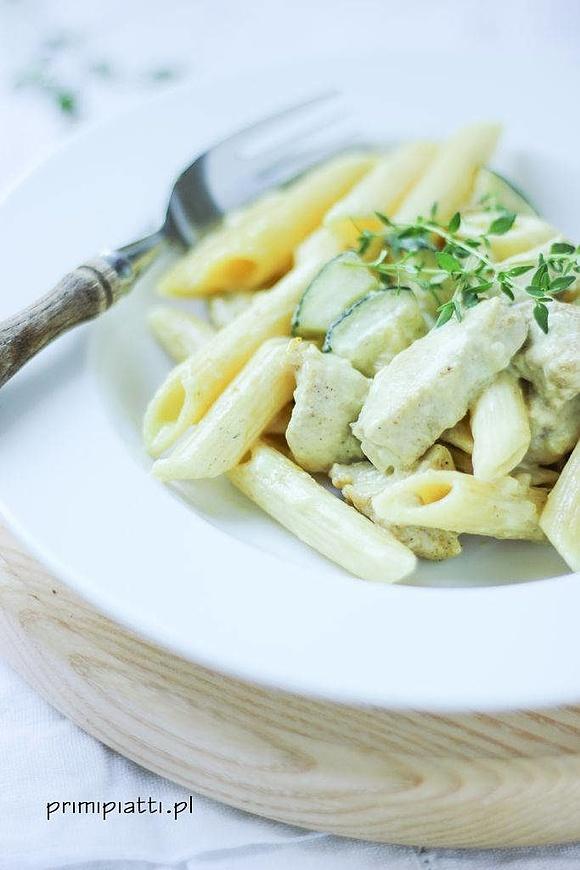 Makaron z kurczakiem i cukinią w curry