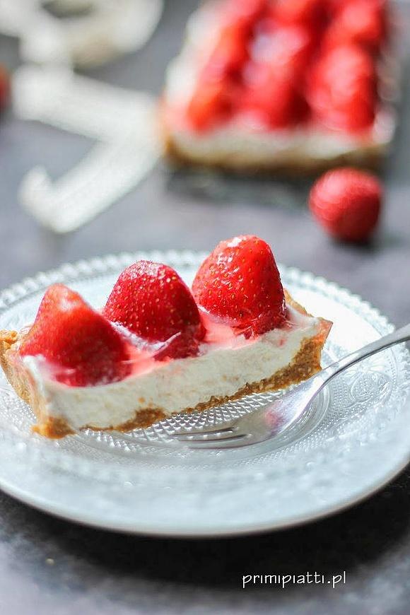 Tarta z mascarpone i truskawkami bez pieczenia