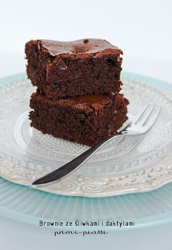 Mocno czekoladowe brownie z śliwkami i daktylami