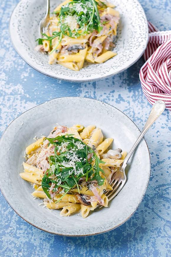 Penne z sosem serowo szynkowym