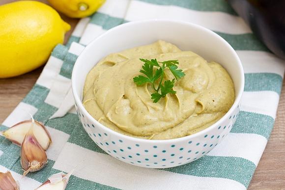 Baba Ghanoush - przepis na pastę z pieczonego bakłażana