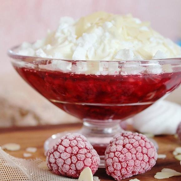 Malinowa chmurka w pucharku – prosty przepis