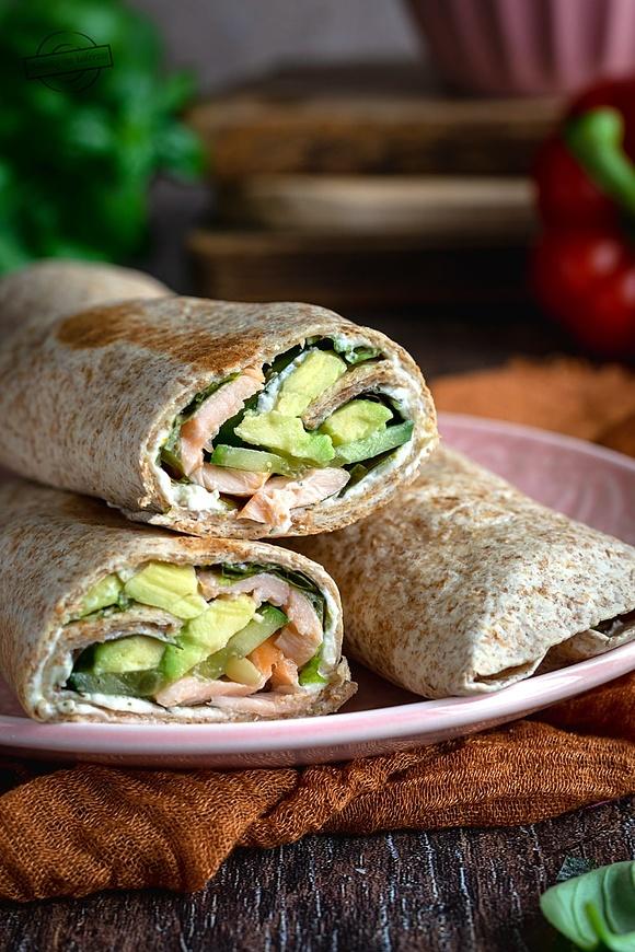 Tortilla z wędzonym łososiem i serkiem kanapkowym