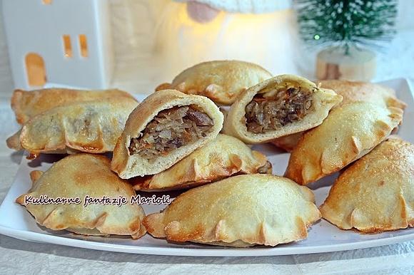 Pieczone pierogi z kapustą i grzybami