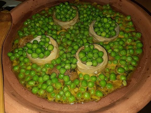 Tajine z wołowiną, zielonym groszkiem, ziemniakami i karczochami