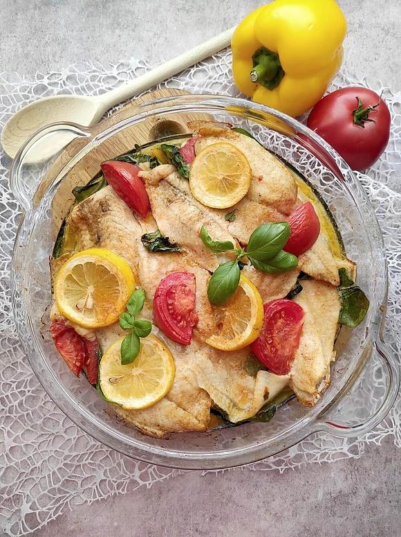 Pieczona flądra na warzywach – prosty przepis na pieczoną rybę