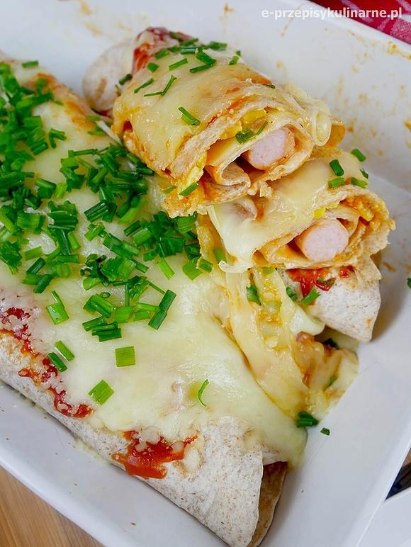 Zapiekane tortille z parówką i dwoma serami – szybka przekąska w 5 minut