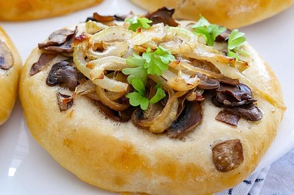 Drożdżowe cebularze z pieczarkami