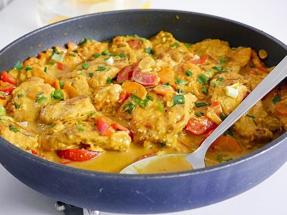 Kurczak z warzywami w sosie curry