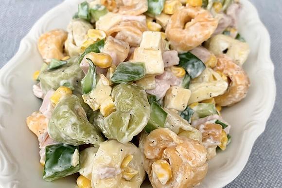 Sałatka z tortellini i serem żółtym