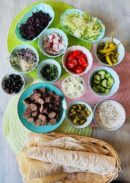 Tortilla nadziewana mięsnymi talarkami