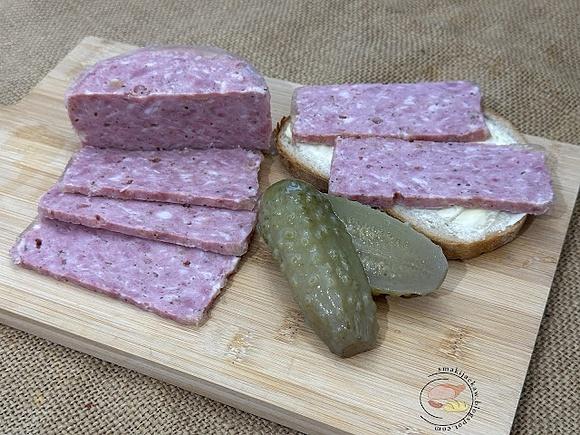 Mielonka z łopatki dobrze przyprawiona i polana jogurtem