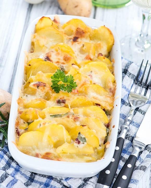 Zapiekanka z ziemniaków i kiełbasy, swojski obiad