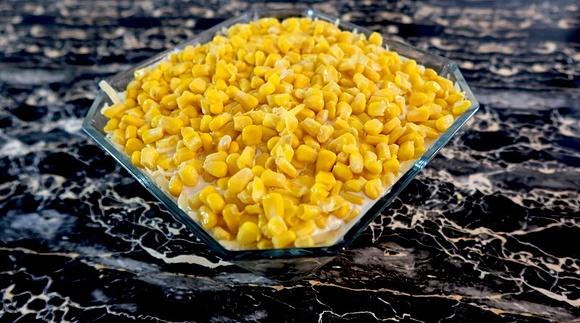 Sałatka warstwowa z tortellini i warzywami