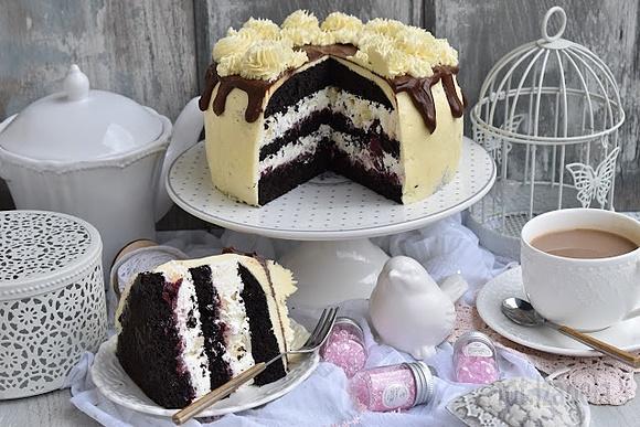 Tort z mascarpone i ananasem z dripem