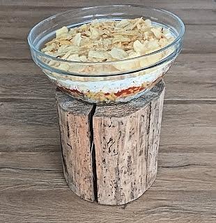 Sałatka z kurczakiem, jajkiem, serem żółtym i chipsami