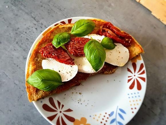 Włoski omlet z mozzarellą, suszonymi pomidorami i bazylią