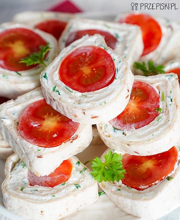 Roladki z tortilli z pomidorkami koktajlowymi