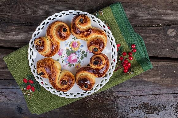 Lussekatter – szafranowe bułeczki z rodzynkami