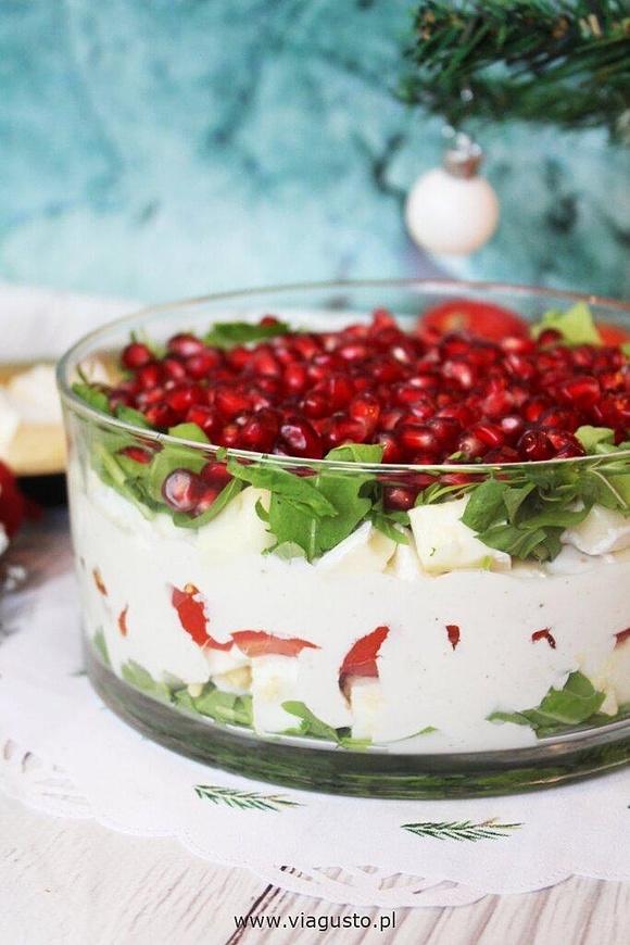 Warstwowa sałatka z granatem i serem camembert