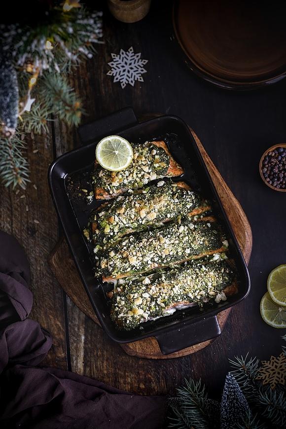 Łosoś z zielonym pesto i kruszonką