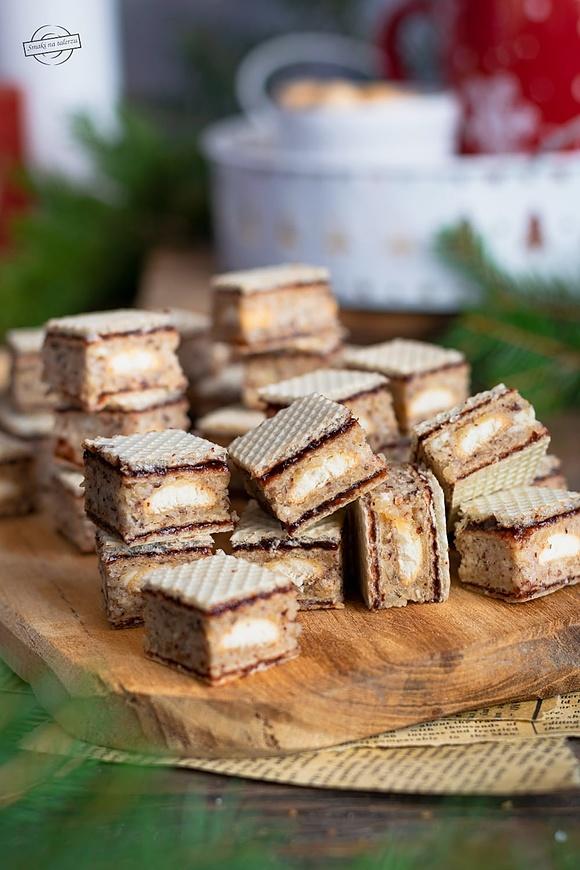 Wafle z masą orzechową, powidłami i mini biszkoptami