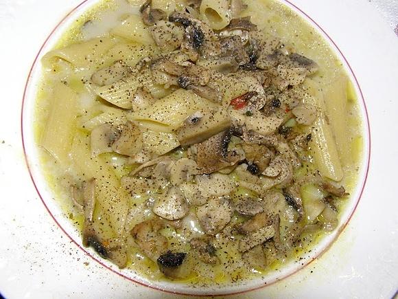 Prosta zupa pieczarkowa z makaronem w multicookerze