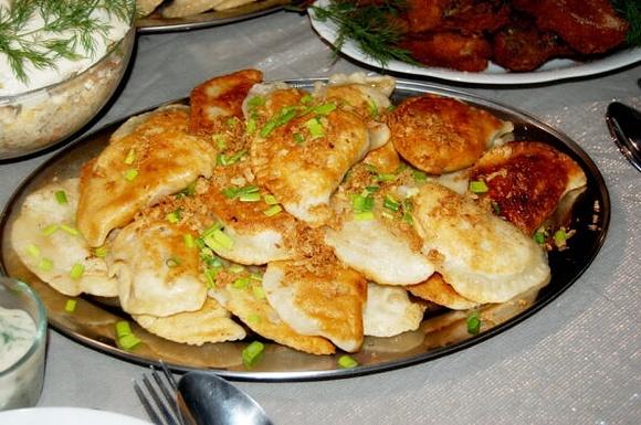 Wigilijne pierogi z grochem i kapustą