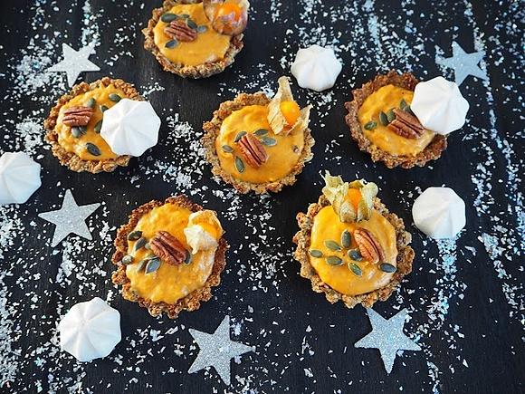 Tarteletki z dynią butternut orzechami pekan daktylami i cynamonem