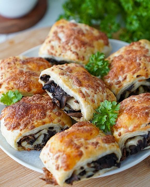 Paszteciki z ciasta francuskiego z pieczarkami