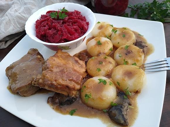Żeberka duszone w sosie grzybowym