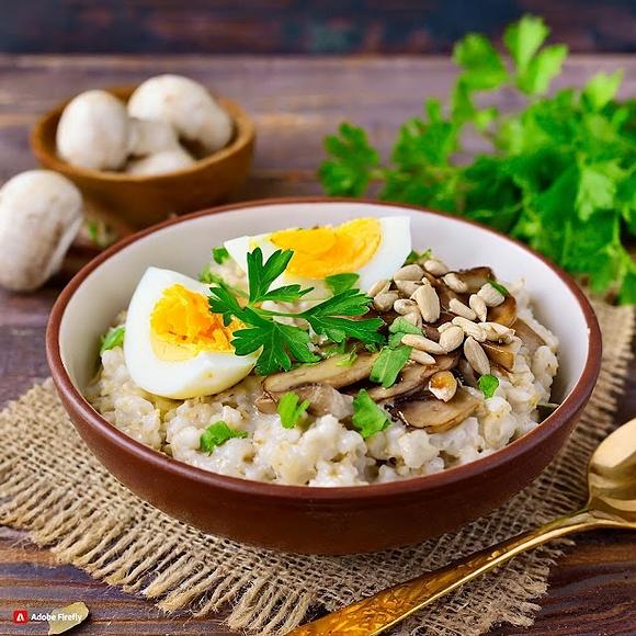 Owsianka z grzybami i jajkiem na miękko