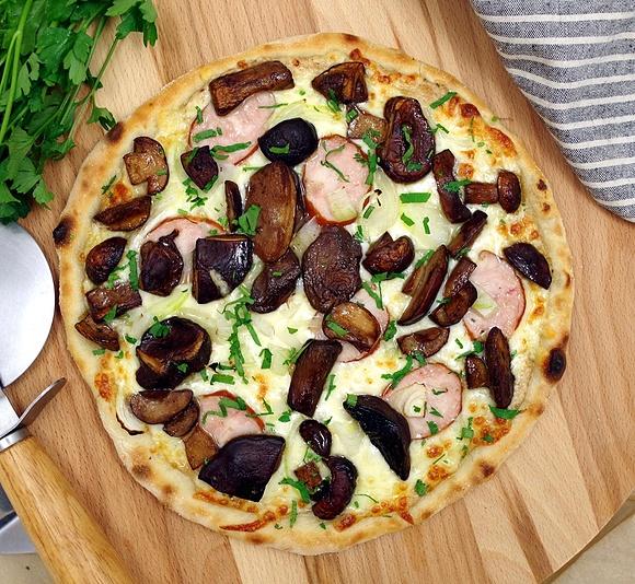 Pizza z grzybami leśnymi i sosem beszamelowym
