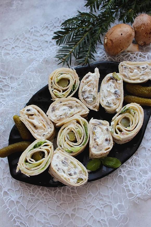 Imprezowe roladki z tortilli z pieczarkami i serkiem albo serem i ogórkiem