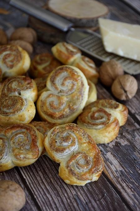 Zawijasy z orzechami włoskimi i parmezanem