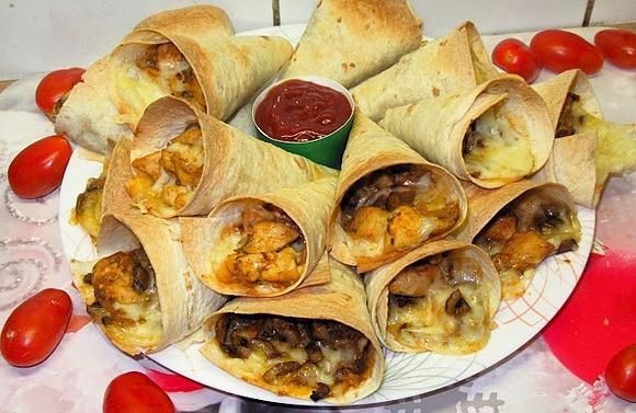 Zapiekane rożki z tortilli z kurczakiem, pieczarkami i serem na imprezę