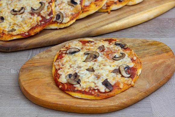 Najlepsza mini pizza z serem i pieczarkami