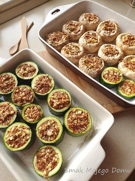 Pieczarki i krążki cukinii zapiekane w piekarniku