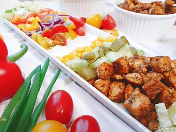 Sałatka gyros najlepsza z najlepszych z krokami i składnikami