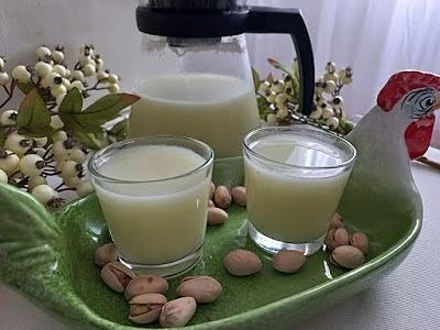 Napój pistacjowy mleko pistacjowe i latte di pistacchio