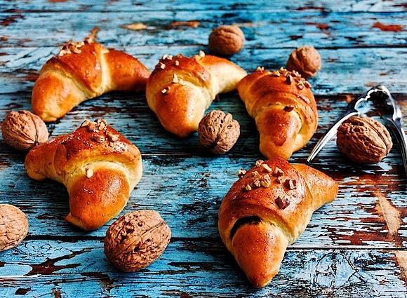 Rogaliki drożdżowe z masłem orzechowym i czekoladą