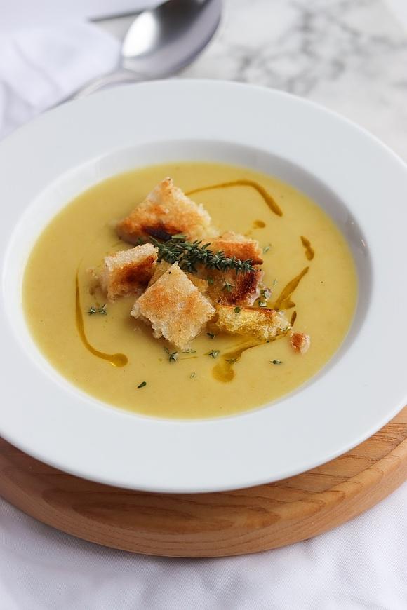 Zupa vichyssoise - francuska zupa z pory i ziemniaków na ciepło