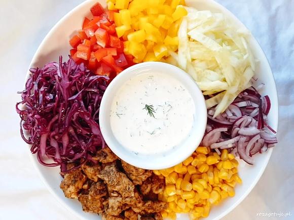 Sałatka gyros z czerwoną kapustą